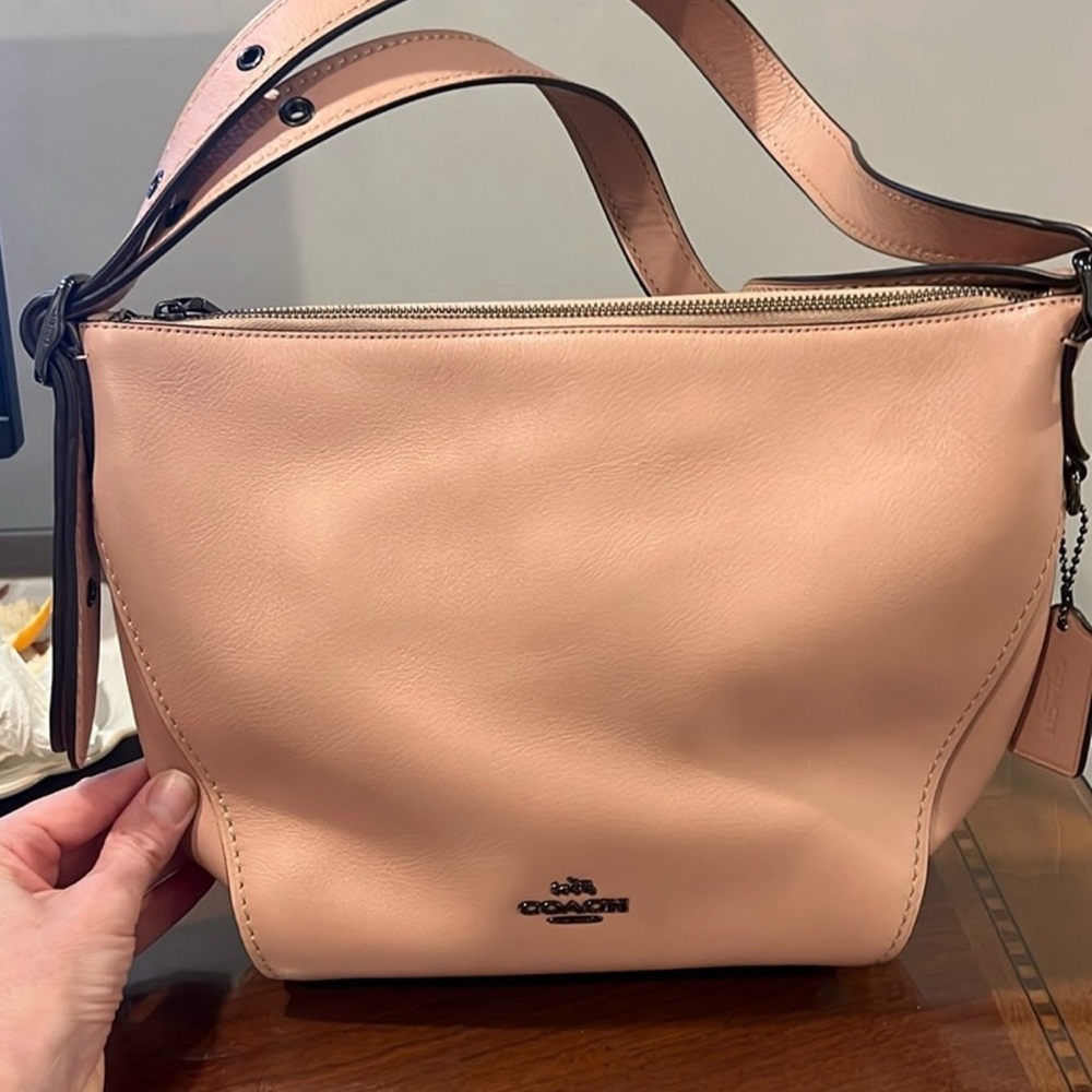 Coach Shoulder bag in dusty pink color EUC